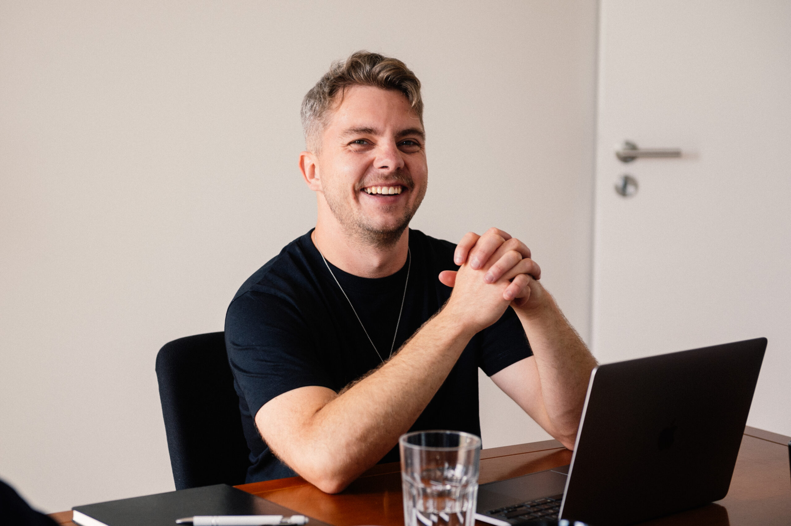 Lukas Beck am Arbeiten und Lachen