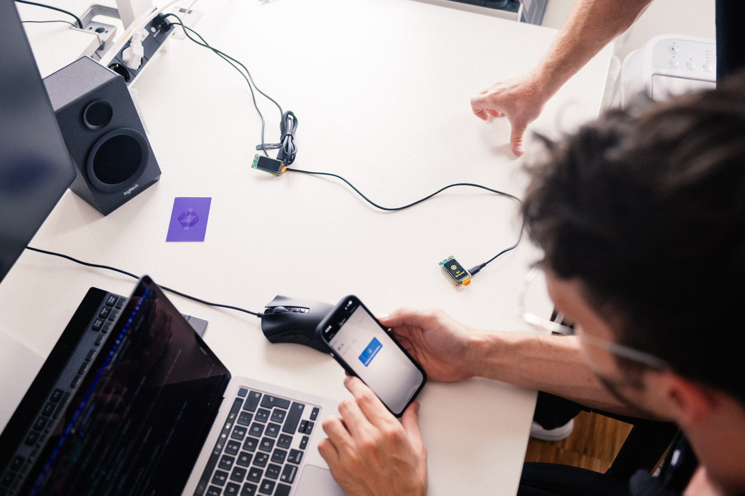 Thomas am Arbeiten am Device Prototyp