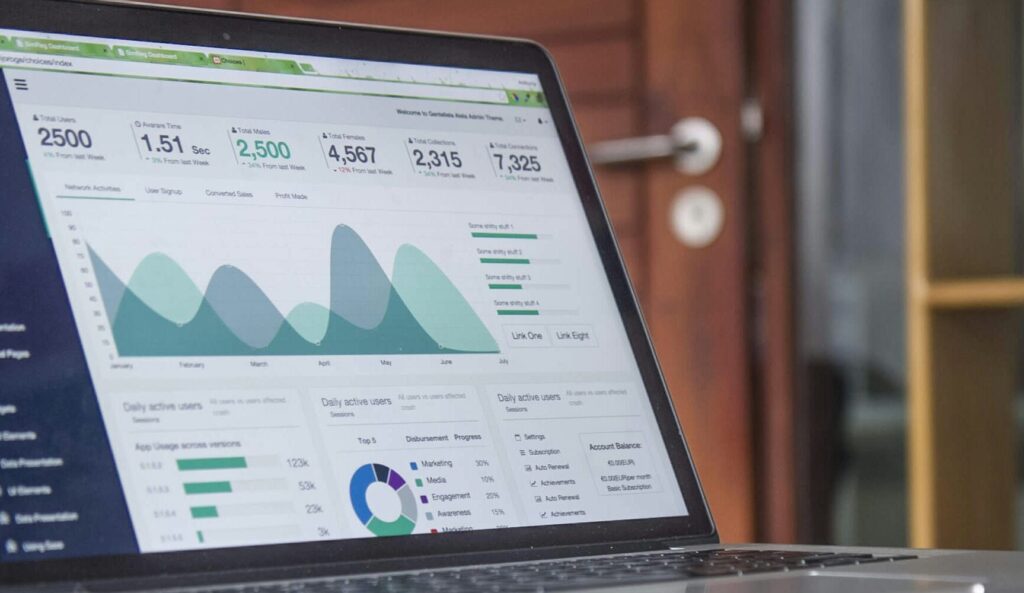 Laptop mit Dashboard und Anzeige von Statistiken
