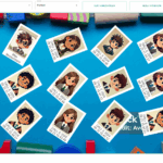 Eine App zeigt animierte Kinderporträts auf einem blauen Hintergrund, erstellt von BlueBranch GmbH.